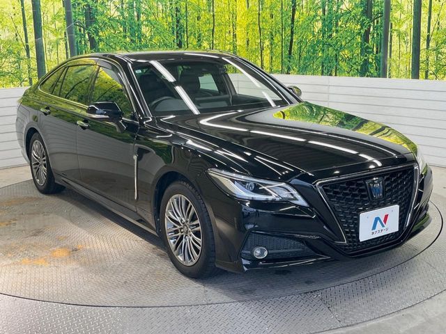 CROWN sedan hybrid