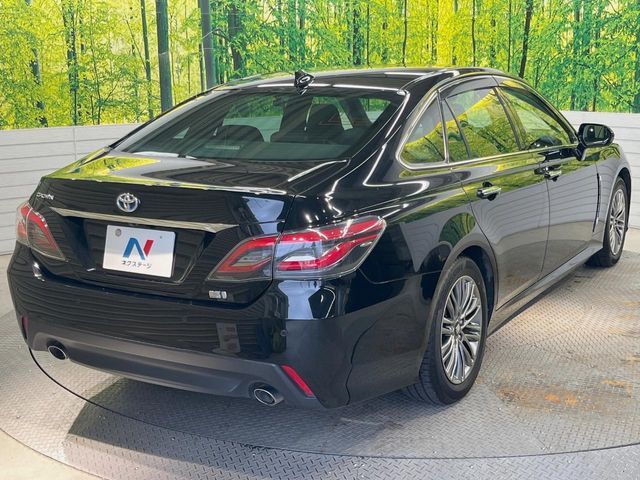CROWN sedan hybrid