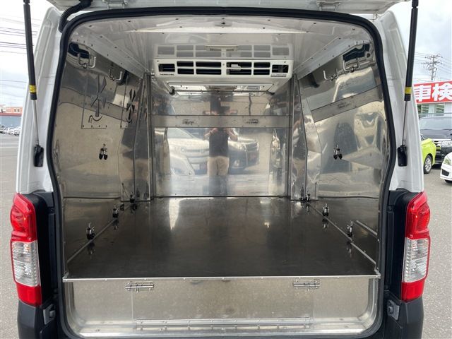 NV350 CARAVAN 4WD