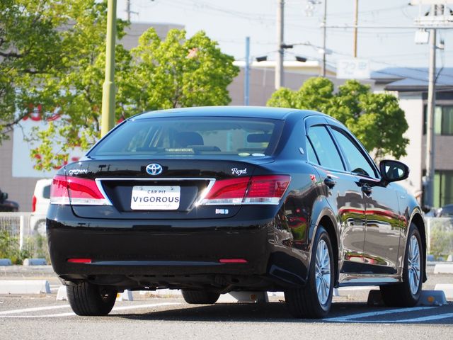 CROWN sedan hybrid