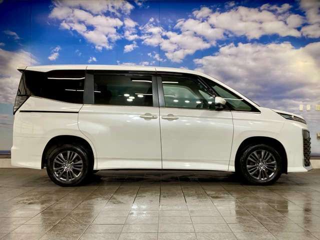 VOXY HYBRID 4WD