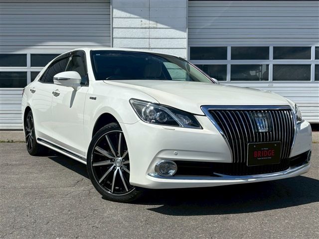 CROWN MAJESTA HYBRID 4WD