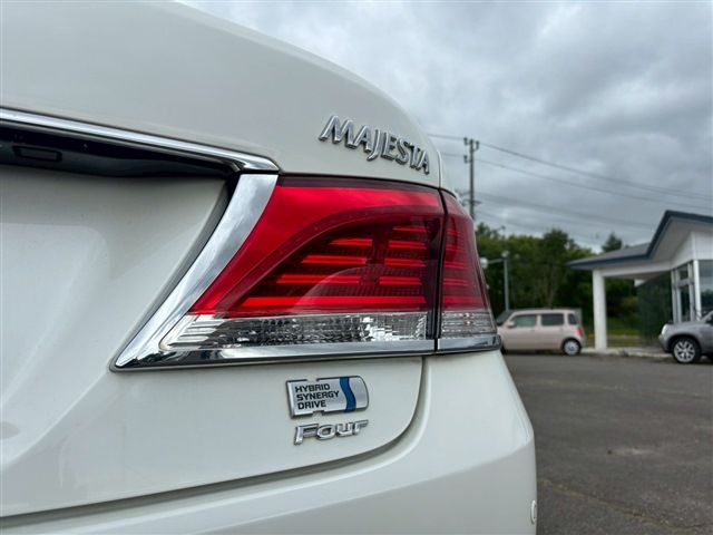 CROWN MAJESTA HYBRID 4WD