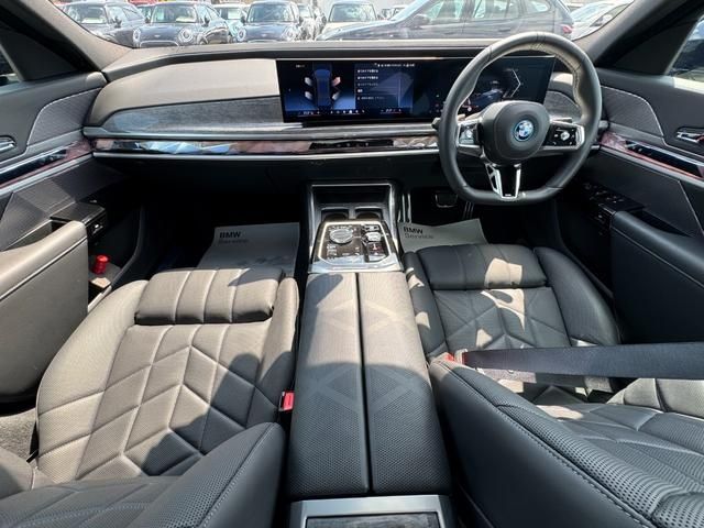 BMW i7