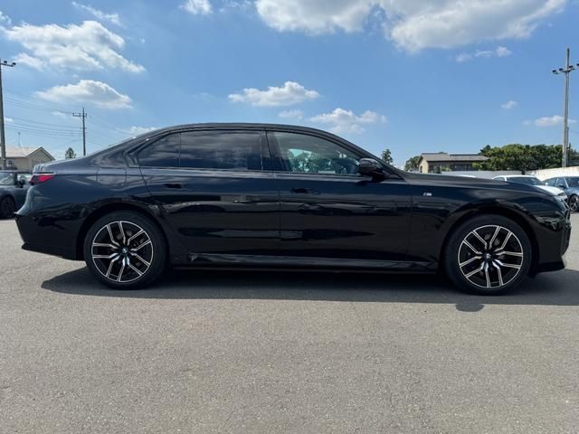 BMW i7
