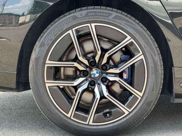 BMW i7