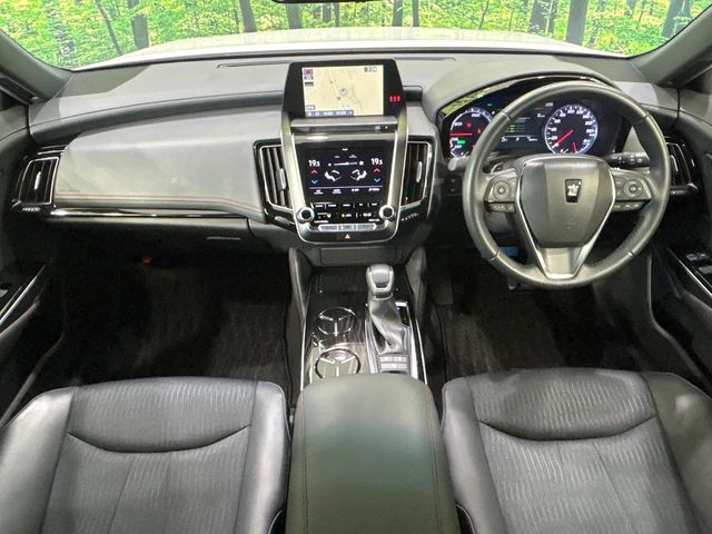 CROWN sedan hybrid