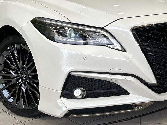 CROWN sedan hybrid