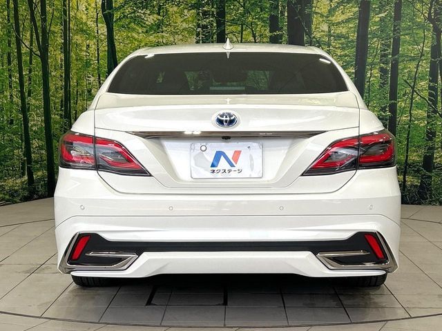 CROWN sedan hybrid