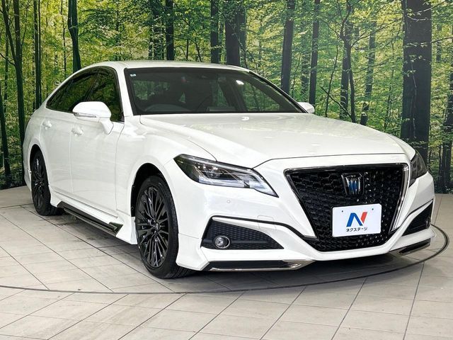 CROWN sedan hybrid