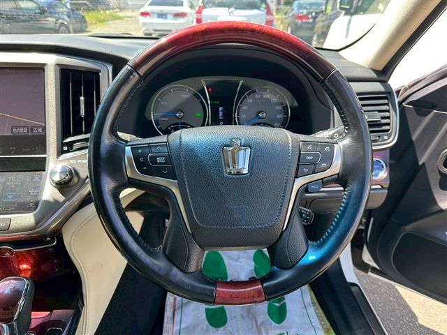 CROWN MAJESTA HYBRID 4WD