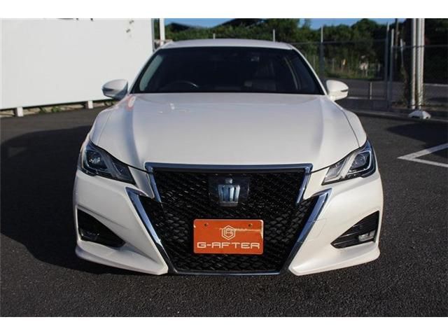 CROWN sedan hybrid