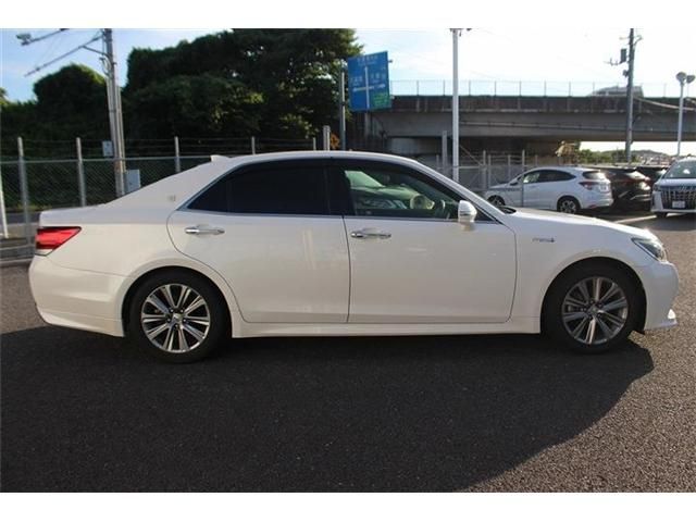 CROWN sedan hybrid