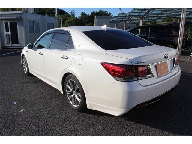 CROWN sedan hybrid