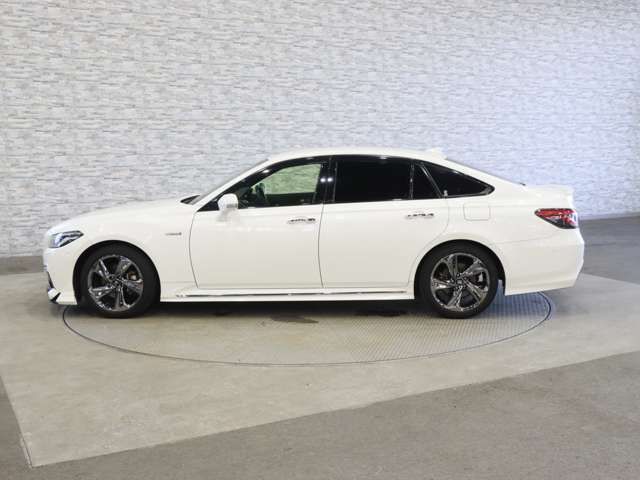 CROWN sedan hybrid