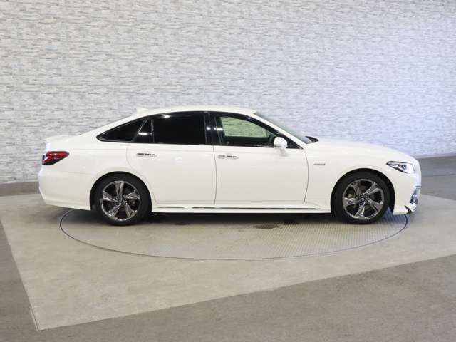 CROWN sedan hybrid