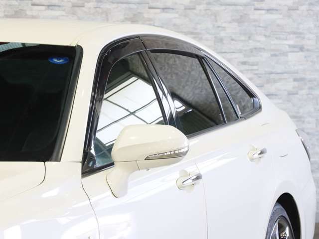 CROWN sedan hybrid