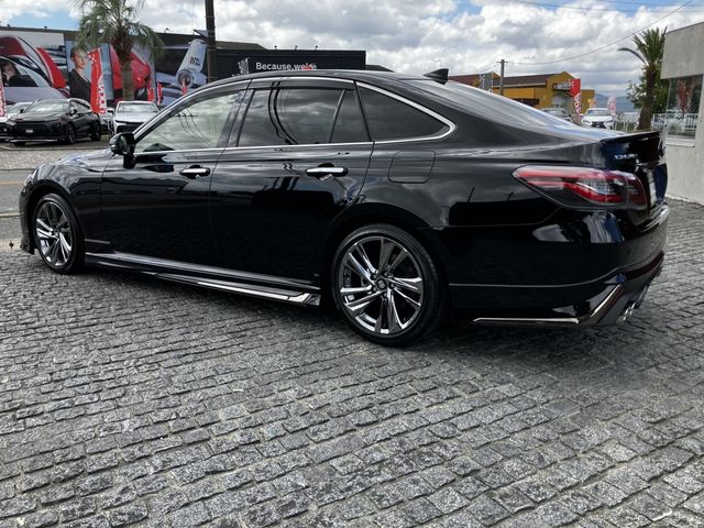 CROWN sedan hybrid