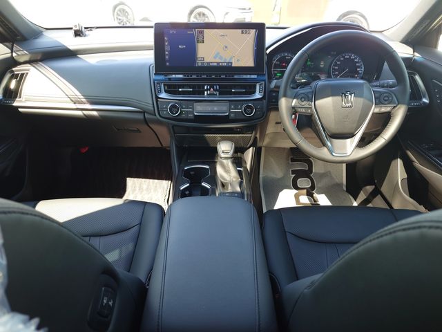 CROWN sedan hybrid