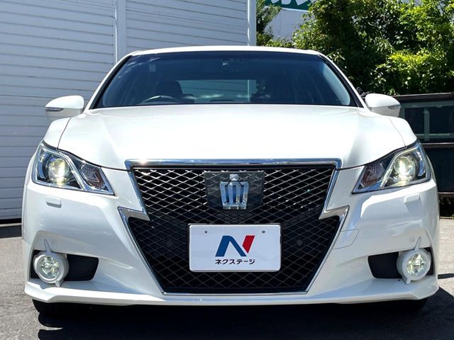 CROWN sedan hybrid
