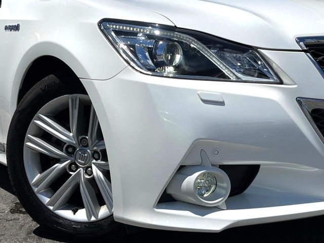 CROWN sedan hybrid