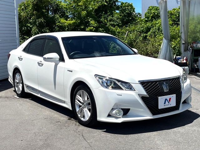 CROWN sedan hybrid