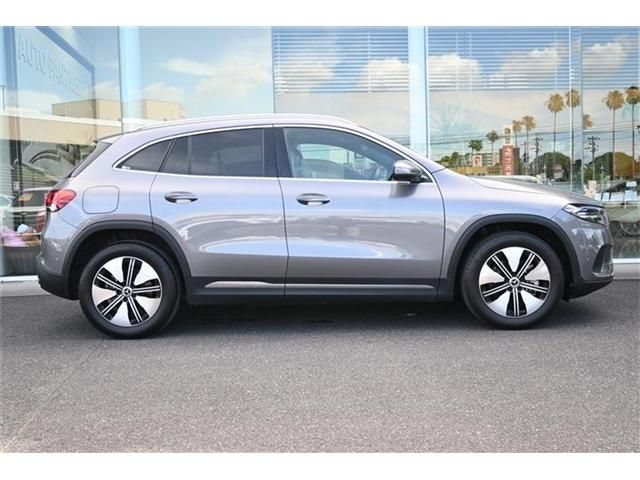 MERCEDES BENZ EQA