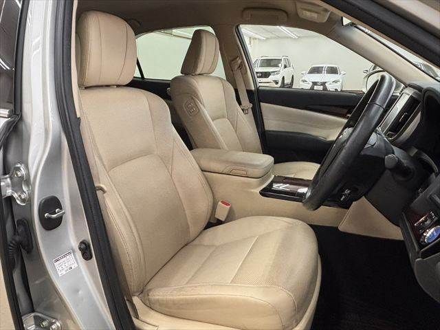 CROWN sedan hybrid