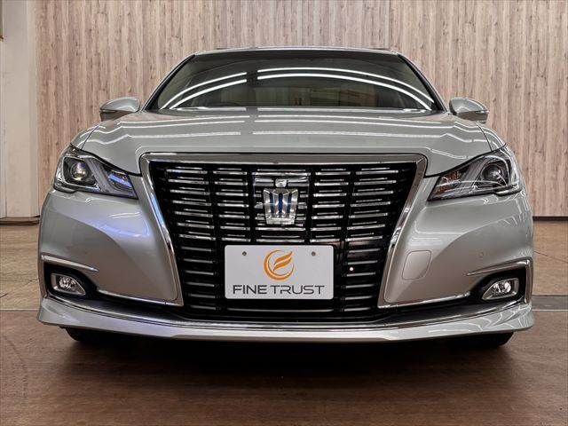 CROWN sedan hybrid