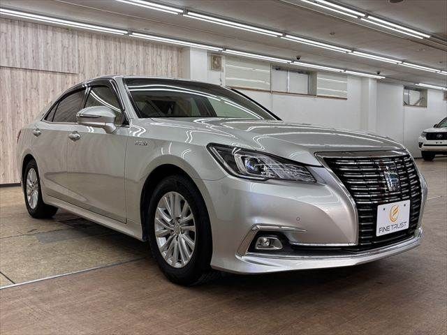 CROWN sedan hybrid
