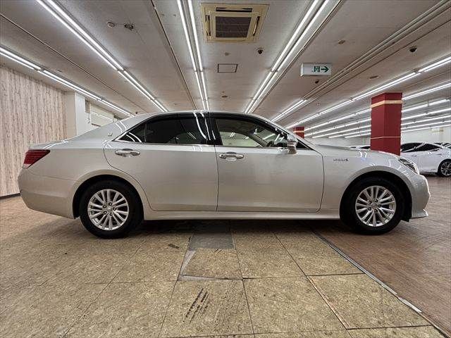 CROWN sedan hybrid