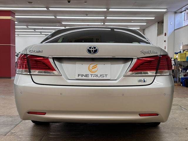 CROWN sedan hybrid