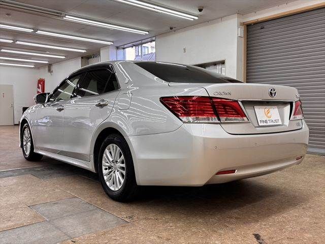 CROWN sedan hybrid