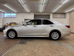 CROWN sedan hybrid
