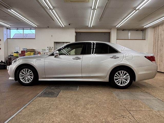 CROWN sedan hybrid