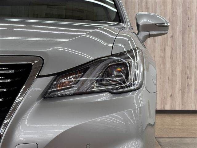 CROWN sedan hybrid