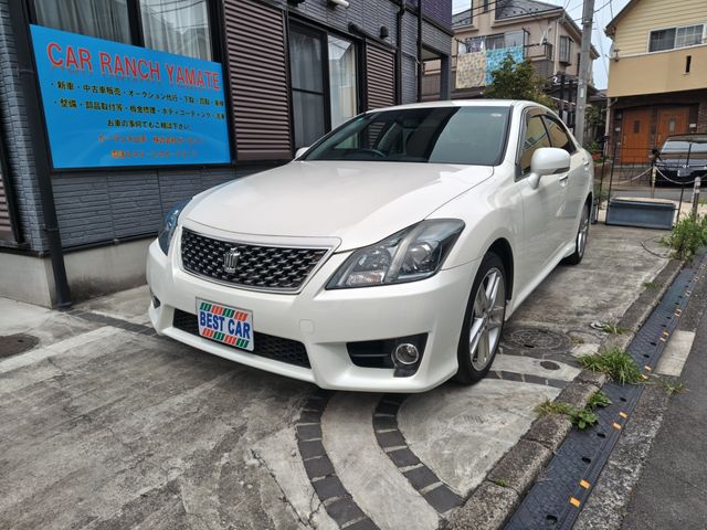 CROWN sedan