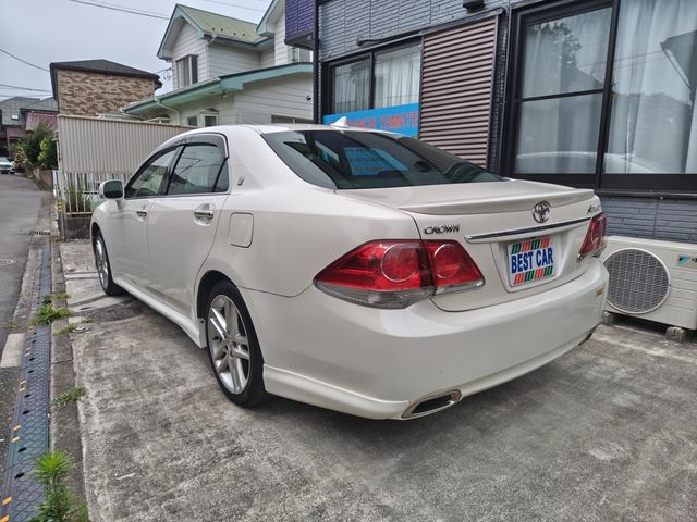 CROWN sedan