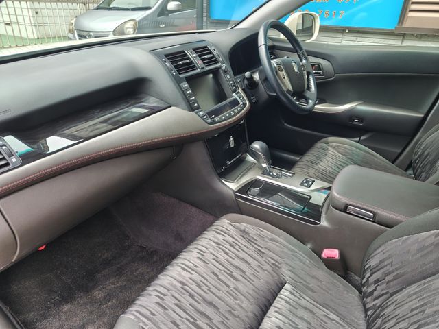 CROWN sedan