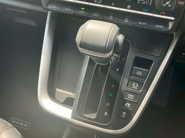 VOXY HYBRID