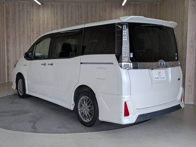 VOXY HYBRID