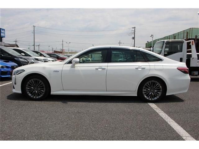 CROWN sedan hybrid