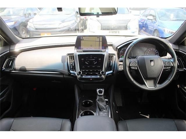 CROWN sedan hybrid