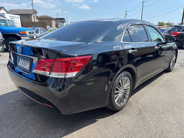 CROWN sedan hybrid