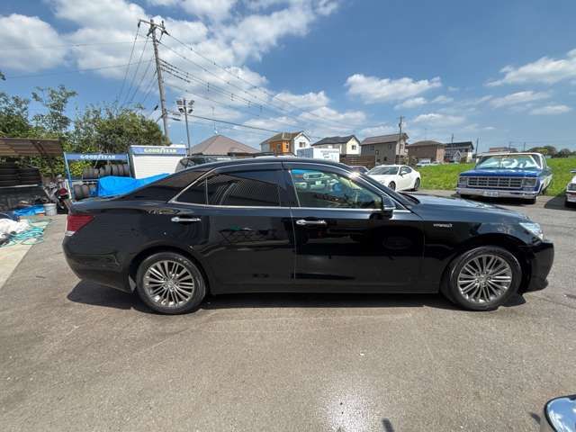 CROWN sedan hybrid