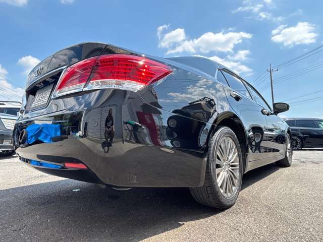 CROWN sedan hybrid