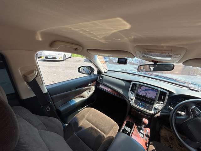 CROWN sedan hybrid