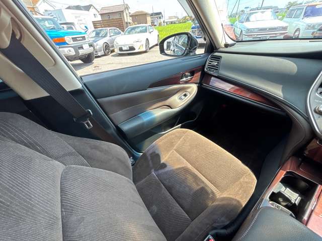 CROWN sedan hybrid