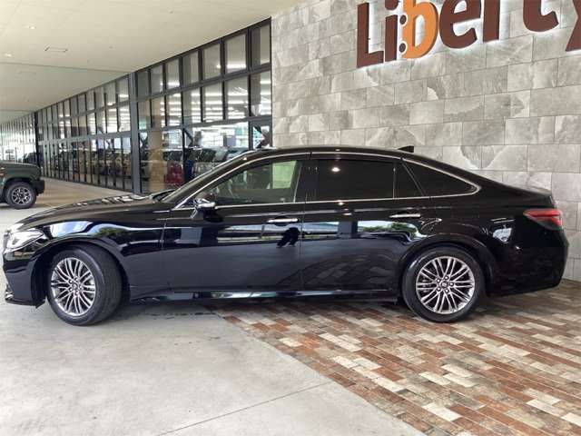 CROWN sedan hybrid