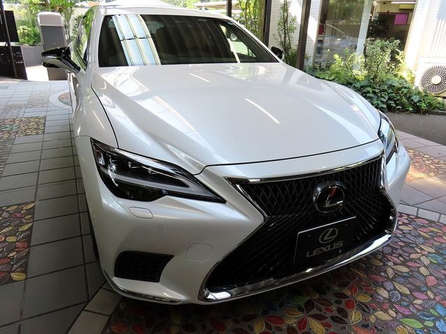 LEXUS LS500h 4WD